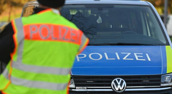 Polizist,Polizeiauto,Einsatzwagen. Geschwindigkeitskontrollen in Muenchen. Blitzmarathon der Polizei in BayernVom 7. bis 13. April fuehrt ROADPOL, das europaeische Netzwerk der Verkehrspolizei, seine erste europaweite Geschwindigkeitsaktion des Jahres durch. *** Police officer,police car,police car Speed checks in Munich Speed marathon of the police in BavariaFrom April 7 to 13, ROADPOL, the European network of traffic police, is conducting its first Europe-wide speed campaign of the year Photo: IMAGO/Frank Hoermann / SVEN SIMON/IMAGOSTOCK&PEOPLE