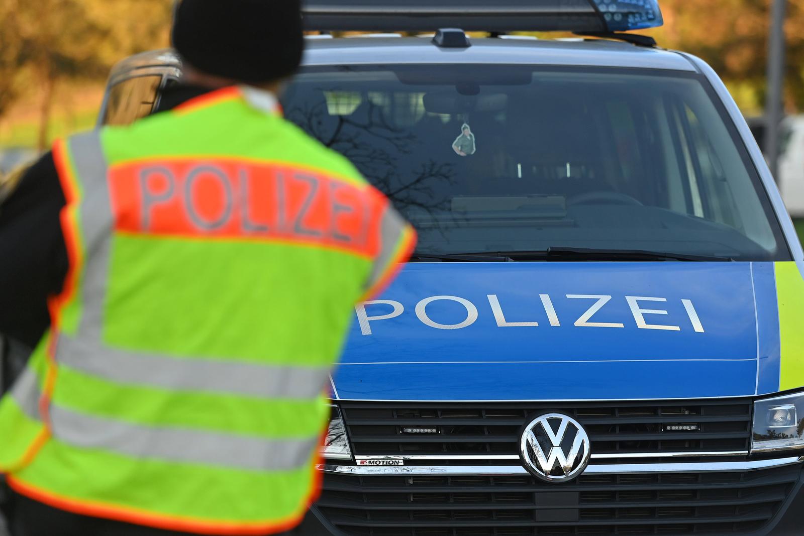 Polizist,Polizeiauto,Einsatzwagen. Geschwindigkeitskontrollen in Muenchen. Blitzmarathon der Polizei in BayernVom 7. bis 13. April fuehrt ROADPOL, das europaeische Netzwerk der Verkehrspolizei, seine erste europaweite Geschwindigkeitsaktion des Jahres durch. *** Police officer,police car,police car Speed checks in Munich Speed marathon of the police in BavariaFrom April 7 to 13, ROADPOL, the European network of traffic police, is conducting its first Europe-wide speed campaign of the year Photo: IMAGO/Frank Hoermann / SVEN SIMON/IMAGOSTOCK&PEOPLE