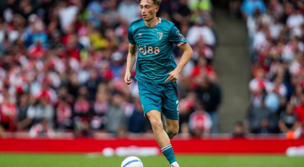 Premier League Arsenal v Bournemouth Dean Huijsen of AFC Bournemouth runs with the ball during the Premier League match Arsenal vs Bournemouth at Emirates Stadium, London, United Kingdom, 3rd May 2025 Photo by Izzy Poles/News Images London Emirates Stadium Greater London United Kingdom Copyright: xIzzyxPoles/NewsxImagesx Photo: IMAGO/Izzy Poles/News Images/IMAGOSPORT