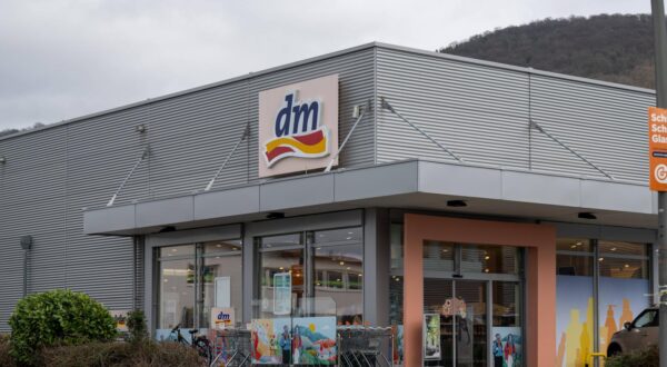 DM-Drogeriemarkt Filiale , Wirtschaft, Deutschland, 05.02.2024, DM-Marktfront mit Logo, Einkaufswagen vor Laden. *** DM Drogeriemarkt store, Economy, Germany, 05 02 2024, DM store front with logo, shopping cart in front of store Photo: IMAGO/Ulrich Roth/IMAGOSTOCK&PEOPLE