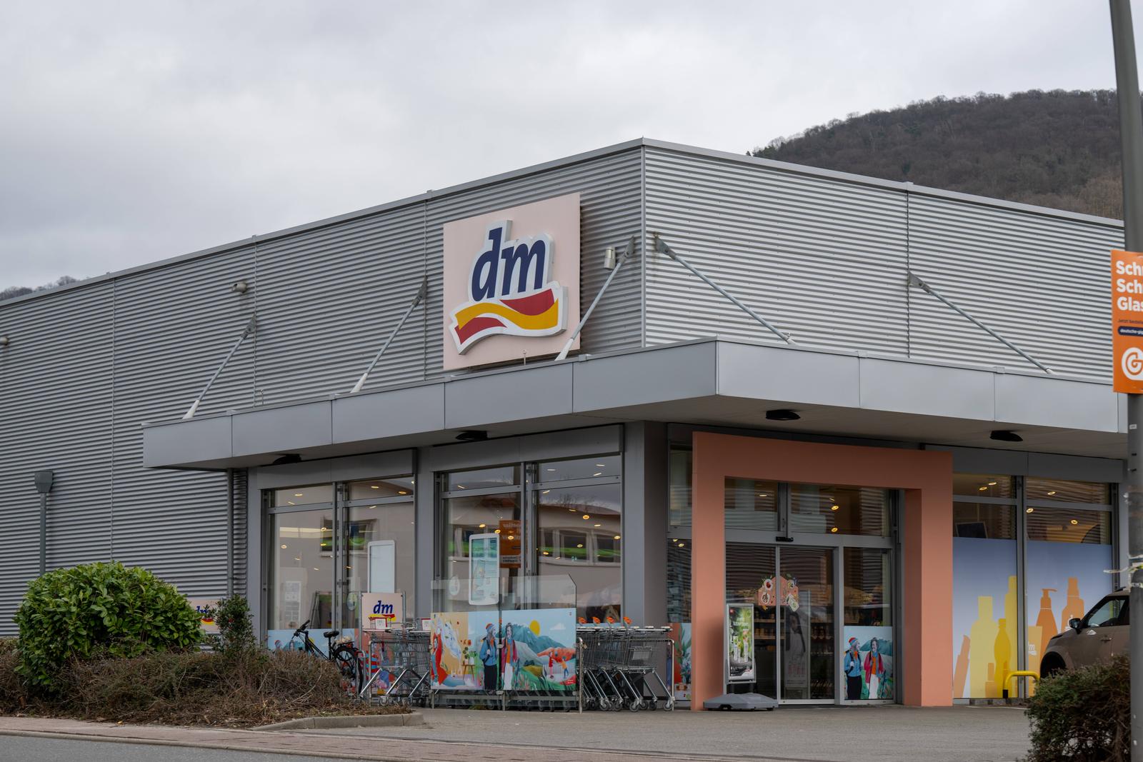 DM-Drogeriemarkt Filiale , Wirtschaft, Deutschland, 05.02.2024, DM-Marktfront mit Logo, Einkaufswagen vor Laden. *** DM Drogeriemarkt store, Economy, Germany, 05 02 2024, DM store front with logo, shopping cart in front of store Photo: IMAGO/Ulrich Roth/IMAGOSTOCK&PEOPLE
