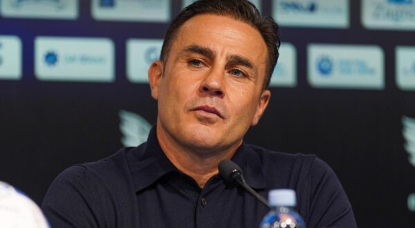 Fabio Cannavaro, Dinamo Zagreb, HNL, kroatische Liga, Trainerentlassung, sportliche Krise, Taktikdebatte, Vereinsführung, Mannschaftsleistung, Kritik am Trainerteam, Spielerumfeld, Medienkritik, Fußballpresse, Trainerkarriere, Profifußball, internationale Erfahrung, Coaching-Stil, Umbruchphase, europäischer Fußball, Trainerwechsel, Karriereweg, Cannavaro bei Dinamo, taktische Fehlentscheidungen *** Fabio Cannavaro, Dinamo Zagreb, HNL, Croatian league, dismissal of coach, sporting crisis, tactical debate, club management, team performance, criticism of coaching team, player environment, media criticism, soccer press, coaching career, professional soccer, international experience, coaching style, transition phase, European soccer, change of coach, career path, Cannavaro at Dinamo, tactical mistakes Copyright: xLukaxKolanovicx Photo: IMAGO/Luka Kolanovic/IMAGOSPORT