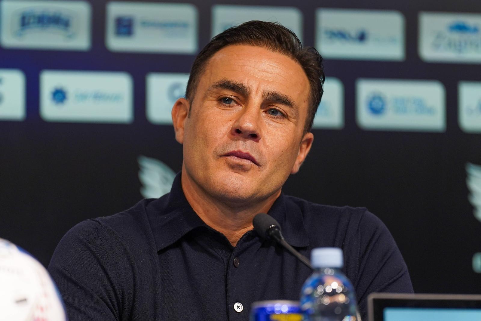 Fabio Cannavaro, Dinamo Zagreb, HNL, kroatische Liga, Trainerentlassung, sportliche Krise, Taktikdebatte, Vereinsführung, Mannschaftsleistung, Kritik am Trainerteam, Spielerumfeld, Medienkritik, Fußballpresse, Trainerkarriere, Profifußball, internationale Erfahrung, Coaching-Stil, Umbruchphase, europäischer Fußball, Trainerwechsel, Karriereweg, Cannavaro bei Dinamo, taktische Fehlentscheidungen *** Fabio Cannavaro, Dinamo Zagreb, HNL, Croatian league, dismissal of coach, sporting crisis, tactical debate, club management, team performance, criticism of coaching team, player environment, media criticism, soccer press, coaching career, professional soccer, international experience, coaching style, transition phase, European soccer, change of coach, career path, Cannavaro at Dinamo, tactical mistakes Copyright: xLukaxKolanovicx Photo: IMAGO/Luka Kolanovic/IMAGOSPORT