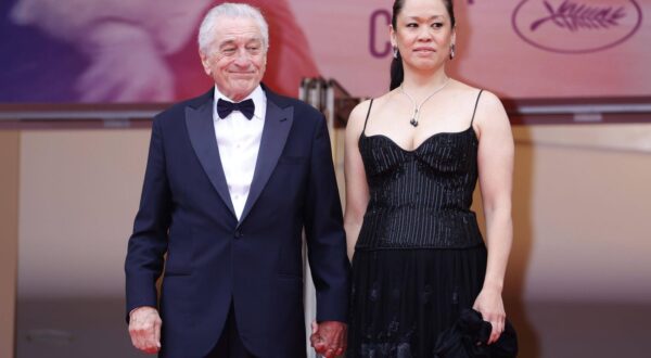 Robert De Niro mit Freundin Tiffany Chen bei der Opening Ceremony mit der Premiere des Kinofilms Partir un jour / Leave One Day auf dem Festival de Cannes 2025 / 78. Internationale Filmfestspiele von Cannes im Palais des Festivals. Cannes, 13.05.2025 *** Robert De Niro with girlfriend Tiffany Chen at the Opening Ceremony with the premiere of the feature film Partir un jour Leave One Day at the Festival de Cannes 2025 78 Cannes International Film Festival at the Palais des Festivals Cannes, 13 05 2025 Foto:xD.xBedrosianx/xFuturexImagex opening_cannes_5669 Photo: IMAGO/Dave Bedrosian/IMAGOSTOCK&PEOPLE
