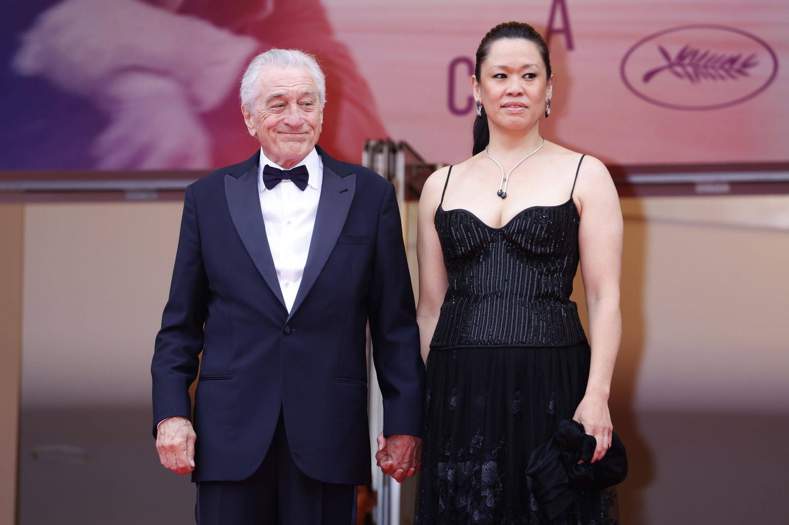 Robert De Niro mit Freundin Tiffany Chen bei der Opening Ceremony mit der Premiere des Kinofilms Partir un jour / Leave One Day auf dem Festival de Cannes 2025 / 78. Internationale Filmfestspiele von Cannes im Palais des Festivals. Cannes, 13.05.2025 *** Robert De Niro with girlfriend Tiffany Chen at the Opening Ceremony with the premiere of the feature film Partir un jour Leave One Day at the Festival de Cannes 2025 78 Cannes International Film Festival at the Palais des Festivals Cannes, 13 05 2025 Foto:xD.xBedrosianx/xFuturexImagex opening_cannes_5669 Photo: IMAGO/Dave Bedrosian/IMAGOSTOCK&PEOPLE