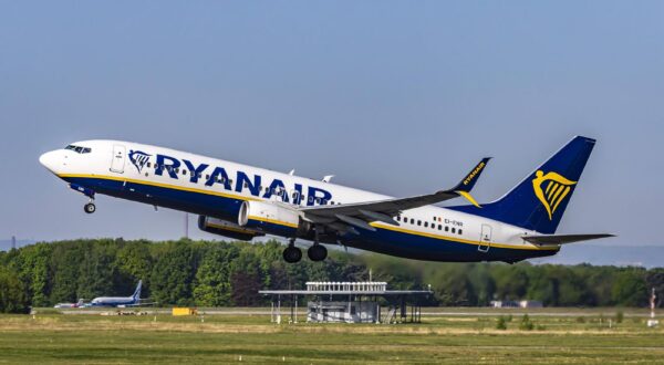 Flughafen Köln Bonn Airport. Flugzeug beim Start. Luftfahrzeugkennzeichen: EI-ENR, Ryanair, Boeing 737-800. // 29.04.2025. Köln, Nordrhein-Westfalen, Deutschland, Europa *** Cologne Bonn Airport Aircraft on take-off Aircraft registration EI ENR, Ryanair, Boeing 737 800 29 04 2025 Cologne, North Rhine-Westphalia, Germany, Europe Photo: IMAGO/Arnulf Hettrich/IMAGOSTOCK&PEOPLE