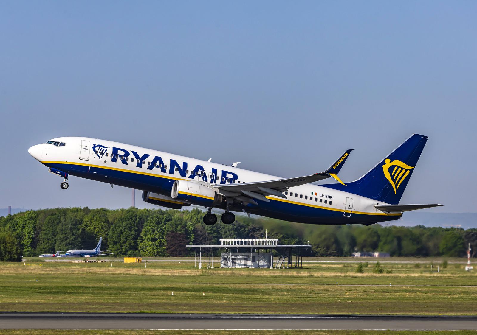 Flughafen Köln Bonn Airport. Flugzeug beim Start. Luftfahrzeugkennzeichen: EI-ENR, Ryanair, Boeing 737-800. // 29.04.2025. Köln, Nordrhein-Westfalen, Deutschland, Europa *** Cologne Bonn Airport Aircraft on take-off Aircraft registration EI ENR, Ryanair, Boeing 737 800 29 04 2025 Cologne, North Rhine-Westphalia, Germany, Europe Photo: IMAGO/Arnulf Hettrich/IMAGOSTOCK&PEOPLE