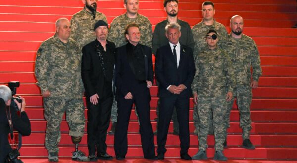 Cannes, 78th Cannes Film Festival 2025 - Evening 4 - Red Carpet of the Film Bono: Stories of Surrender. In the Photo Bono the Ukrainian Soldiers and Sean Penn (Photo by Alberto Terenghi / ipa-agency.net/IPA/Sipa USA) Photo: IPA/SIPA USA