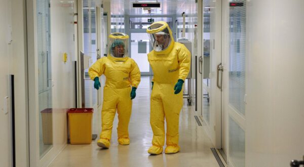 21.03.2024. Düsseldorf. Das Gesundheitsamt und die Feuerwehr Düsseldorf, der Flughafen Düsseldorf sowie das Universitätsklinikum Düsseldorf proben den innereuropäischen Transport eines Hochinfektionspatienten mit Beteiligung von Irland, Norwegen und Deutschland in die Landeshauptstadt Düsseldorf. Bei dieser internationalen Übung wird erstmals ein sogenanntes Epishuttle zum Einsatz kommen. Dabei handelt es sich um eine vollständig isolierte Transporttrage. Ausgangspunkt der Übung ist ein hochinfektiöser Patient, der per Flugzeug nach Düsseldorf befördert wird. Am Flughafen Düsseldorf schließt sich der Transport in die spezielle Sonderisolierstation der Düsseldorfer Uniklinik an - die einzige Station dieser Art in Nordrhein-Westfalen. Dor Photo: IMAGO/Oliver Langel Duesseldorf Germany/IMAGOSTOCK&PEOPLE