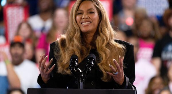 Beyonce onstage during a campaign event at Shell Energy Stadium on Friday October25, 2024 in Houston, Texas. Photo: Trish Badger/imageSPACE /MediaPunch Copyright: ximageSPACEx Photo: IMAGO/Trish Badger/imageSPACE/IMAGOSTOCK&PEOPLE