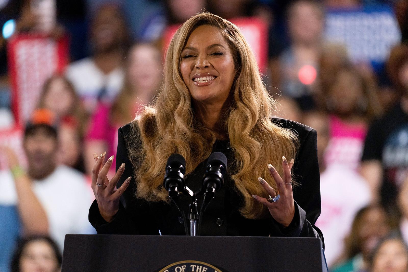 Beyonce onstage during a campaign event at Shell Energy Stadium on Friday October25, 2024 in Houston, Texas. Photo: Trish Badger/imageSPACE /MediaPunch Copyright: ximageSPACEx Photo: IMAGO/Trish Badger/imageSPACE/IMAGOSTOCK&PEOPLE