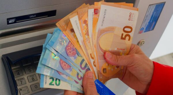 Cash. Am Geldautomaten wird Bargeld ausgehoben. Bad Reichenhall Bayern Deutschland *** Cash Cash is withdrawn from the ATM Bad Reichenhall Bavaria Germany Copyright: xRolfxPossx Photo: IMAGO/Rolf Poss/IMAGOSTOCK&PEOPLE