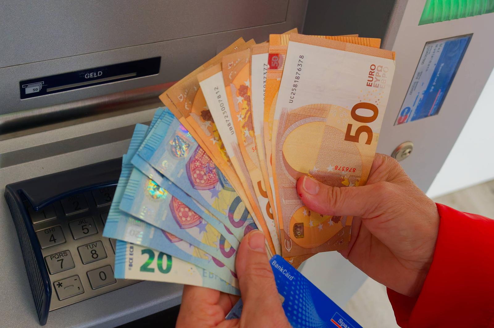 Cash. Am Geldautomaten wird Bargeld ausgehoben. Bad Reichenhall Bayern Deutschland *** Cash Cash is withdrawn from the ATM Bad Reichenhall Bavaria Germany Copyright: xRolfxPossx Photo: IMAGO/Rolf Poss/IMAGOSTOCK&PEOPLE