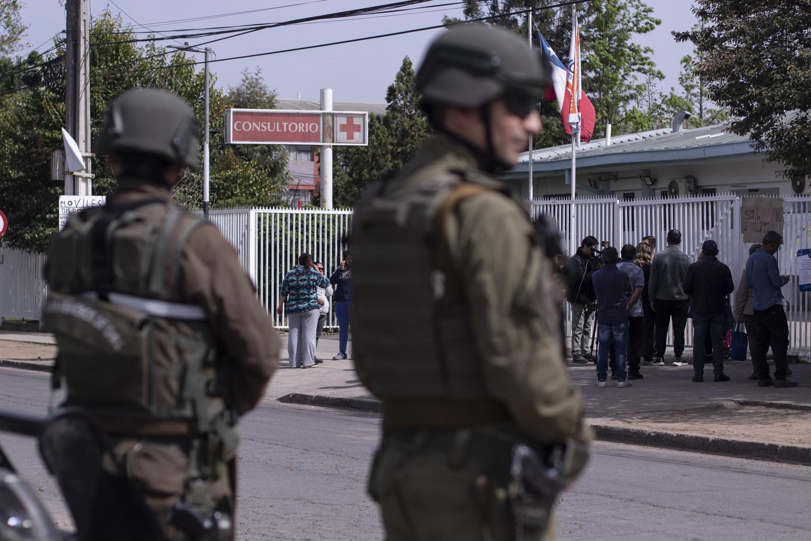 Authorities installed fixed police points at the Raúl Silva Henríquez Family Health Center, in the "Bajos de Mena", after several episodes of threats to doctors and technicians at the health center, including physical violence at the site, in Santiago, Chile, on September 27, 2024. In the latest incident, a group fired more than 150 bullets at four people, including three minors, resulting in one death and three injuries. (Photo by Jesus Martinez/Sipa USA) Photo: Jesús Martínez/SIPA USA