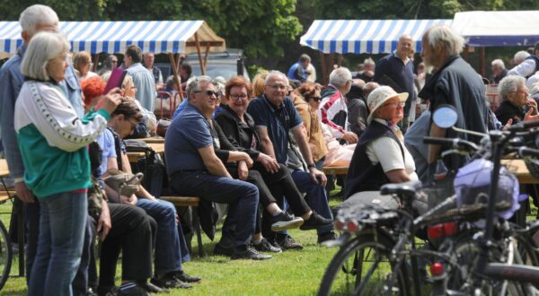 01.05.2022., Osijek - Grad Osijek organizirao je tradicionalnu podjelu graha. Grah su kuhali clanovi Udruge majstora kotlica Slavonije i Baranje a osjecki gradonacelnik Ivan Radic sudjelovao je u podjeli. Photo: Dubravka Petric/PIXSELL