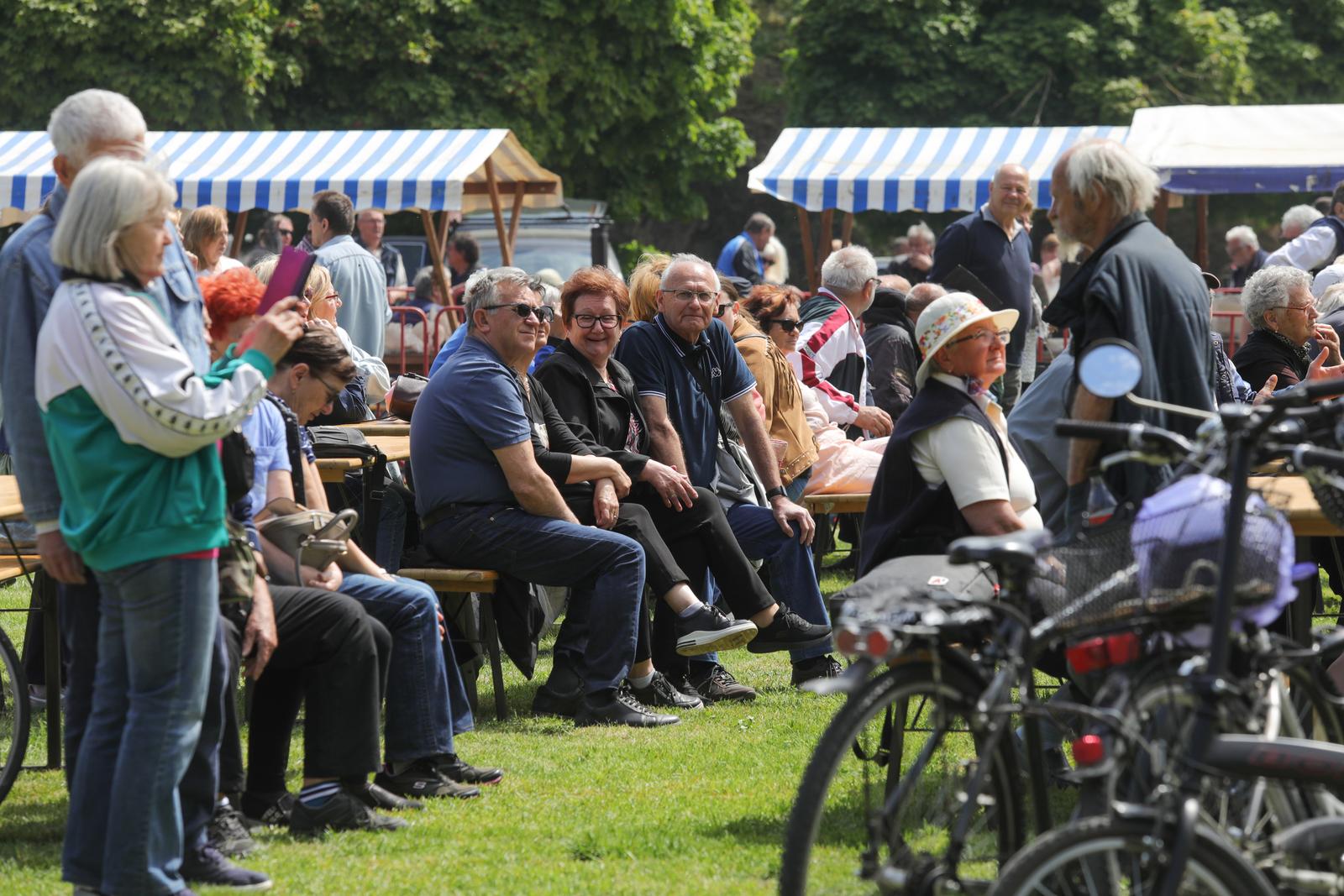 01.05.2022., Osijek - Grad Osijek organizirao je tradicionalnu podjelu graha. Grah su kuhali clanovi Udruge majstora kotlica Slavonije i Baranje a osjecki gradonacelnik Ivan Radic sudjelovao je u podjeli. Photo: Dubravka Petric/PIXSELL
