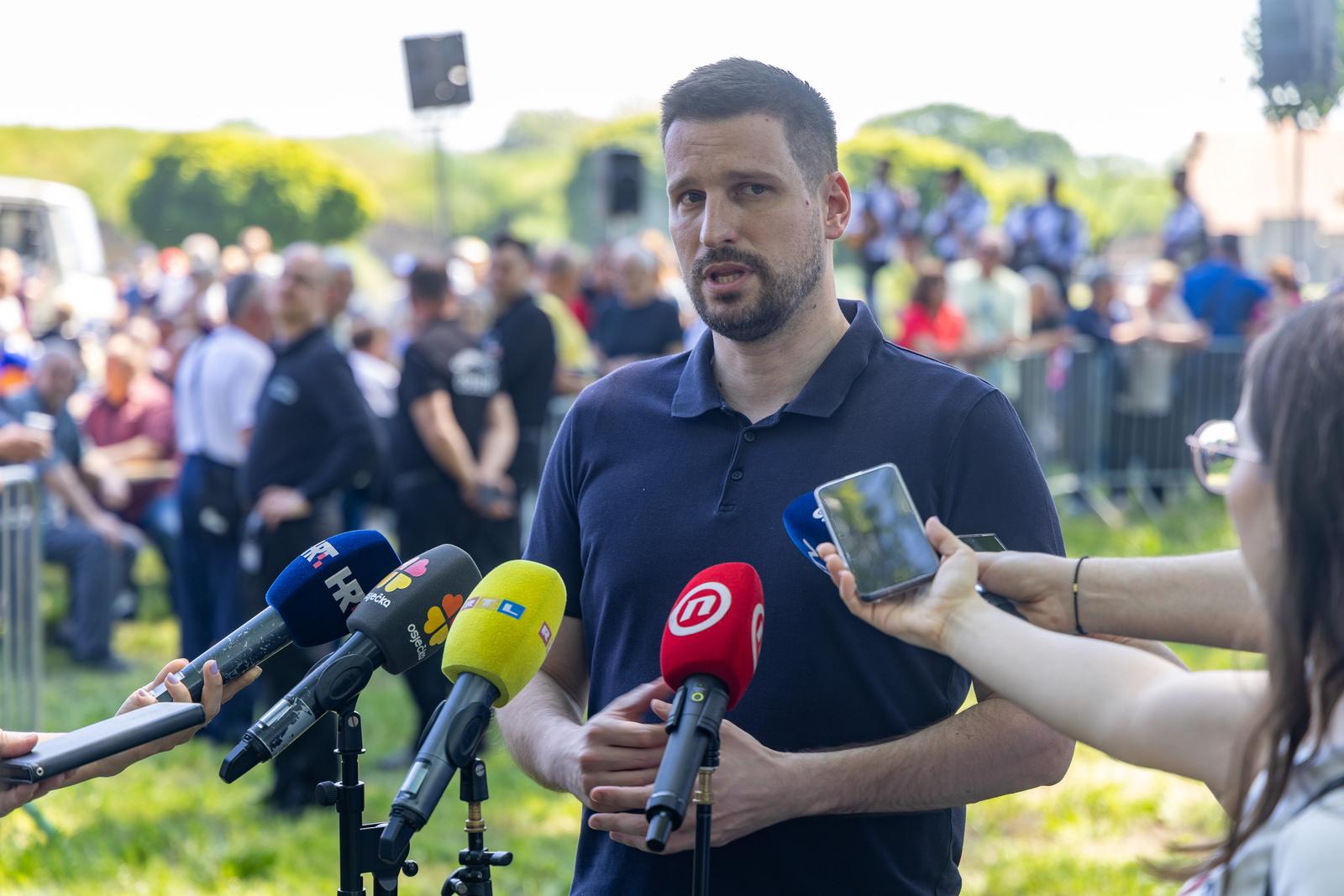01.05.2025., Osijek -Gradonacelnik Osijeka Ivan Radic sa suradnicima sudjelovao je u
tradicionalnoj podjeli graha povodom obiljezavanja Medunarodnog
praznika rada. Photo: Borna jaksic/PIXSELL