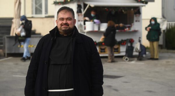 01.12.2020., Zagreb - Pucka kuhinja na Svetom Duhu, humanitarna akcija Obrok za obrok, Adventska kucica Kod fratara, u drive in obliku. U ponudi je samostanska sarma, domace kobasice, ajvar, med, domaci likeri, kuhano vino, medenjaci i jedno vegetarijansko jelo. Vladimir Vidovic"nPhoto: Marko Lukunic/PIXSELL