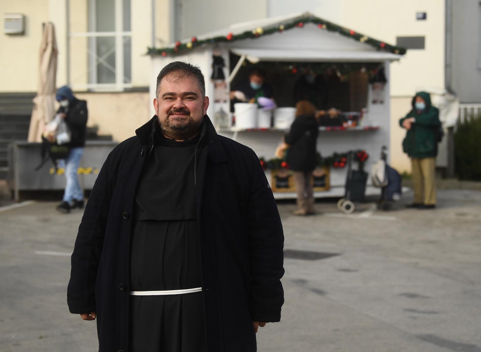 01.12.2020., Zagreb - Pucka kuhinja na Svetom Duhu, humanitarna akcija Obrok za obrok, Adventska kucica Kod fratara, u drive in obliku. U ponudi je samostanska sarma, domace kobasice, ajvar, med, domaci likeri, kuhano vino, medenjaci i jedno vegetarijansko jelo. Vladimir Vidovic"nPhoto: Marko Lukunic/PIXSELL