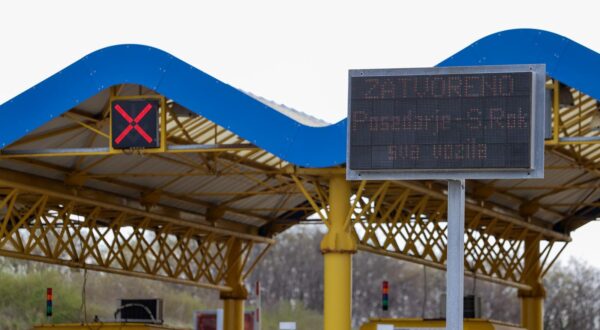 02.04.2025., Posedarje - Zbog jakog vjetra za sve skupine vozila zatvorena je autocesta izmedju cvorova Sveti Rok i Posedarje Photo: Sime Zelic/PIXSELL