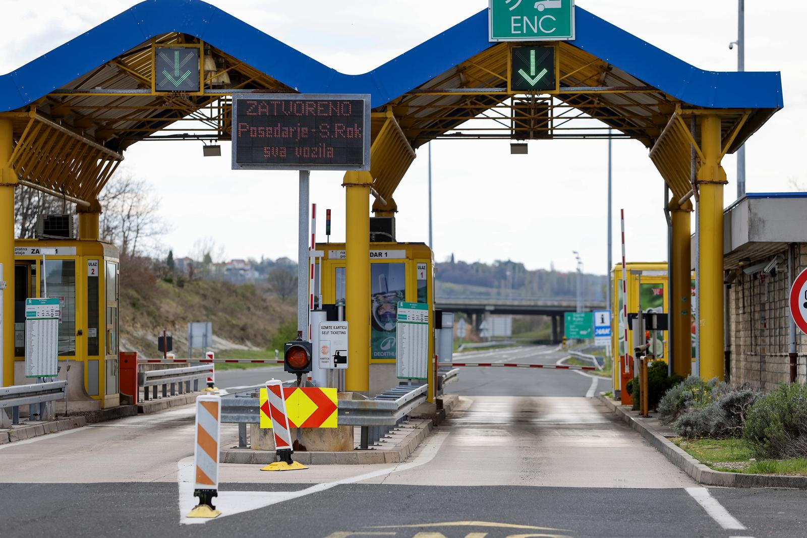 02.04.2025., Posedarje - Zbog jakog vjetra za sve skupine vozila zatvorena je autocesta izmedju cvorova Sveti Rok i Posedarje Photo: Sime Zelic/PIXSELL