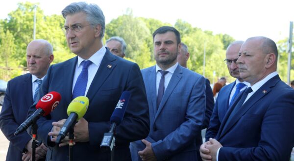 02.05.2025. Sisak, Capraska ulica - Predsjednik Vlade RH Andrej Plenkovic predao je kljuceve vlasnicima stanova novoizgradjenih visestambenih zgrada.  Photo: Edina Zuko/PIXSELL