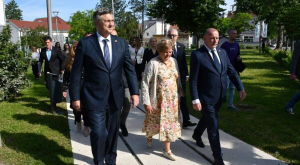 03.05.2025., Slavonski Brod - Premijer Andrej Plenkovic polozio vijenac kod spomenika Prekinuto djetinjstvo povodom Dana sjecanja na ubijenu i stradalu djecu u Domovinskom ratu. Photo: Ivica Galovic/PIXSELL