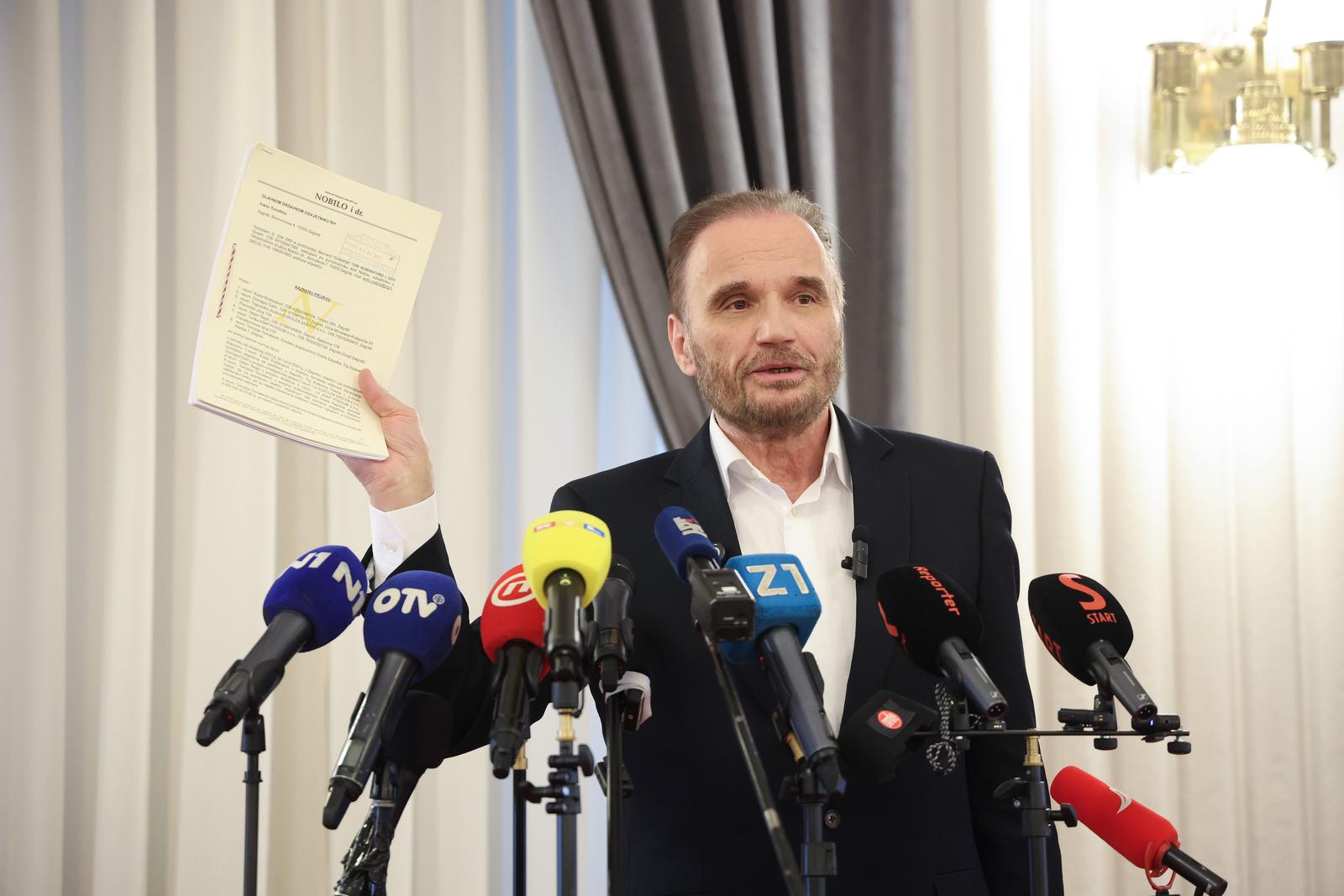 04.04.2025., Zagreb - Novinarski dom. Odrzanaje izvanredna press konferencija povodom podnosenja kaznene prijave u ime djelatnika gradske ustanove protiv Tomislava Tomasevica i dr.; na stetu gradskog proracuna u milijunskom iznosu. Na konferenciji je govorio odvjetnik Anto Nobilo, Pavle Kalinic, Davor Bernardic i Dina Dogan. Photo: Sanjin Strukic/PIXSELL
