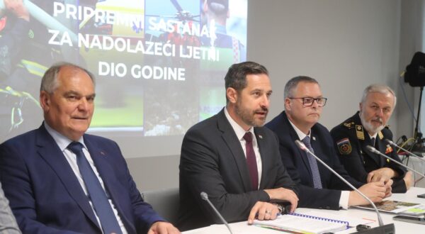 05.05.2025., Vucevica - Ministar turizma i sporta Tonci Glavina odrzao pripremni sastanak uoci ljetnog dijela godine s najvaznijim turističkim djelatnicima i pripadnicima zurnih slzžbi. Na samom počcetku sastanka odrzano je  svecano urucenje ugovora zupanima sedam obalnih zupanija za financiranje dodatnih timova medicinske pomoći tijekom ljetne sezone, zatim Hrvatskoj gorskoj službi spasavanja za podršku njihovim aktivnostima, te Ministarstvu unutarnjih poslova za sufinanciranje projekta Sigurna turisticka destinacija. Photo: Ivo Cagalj/PIXSELL