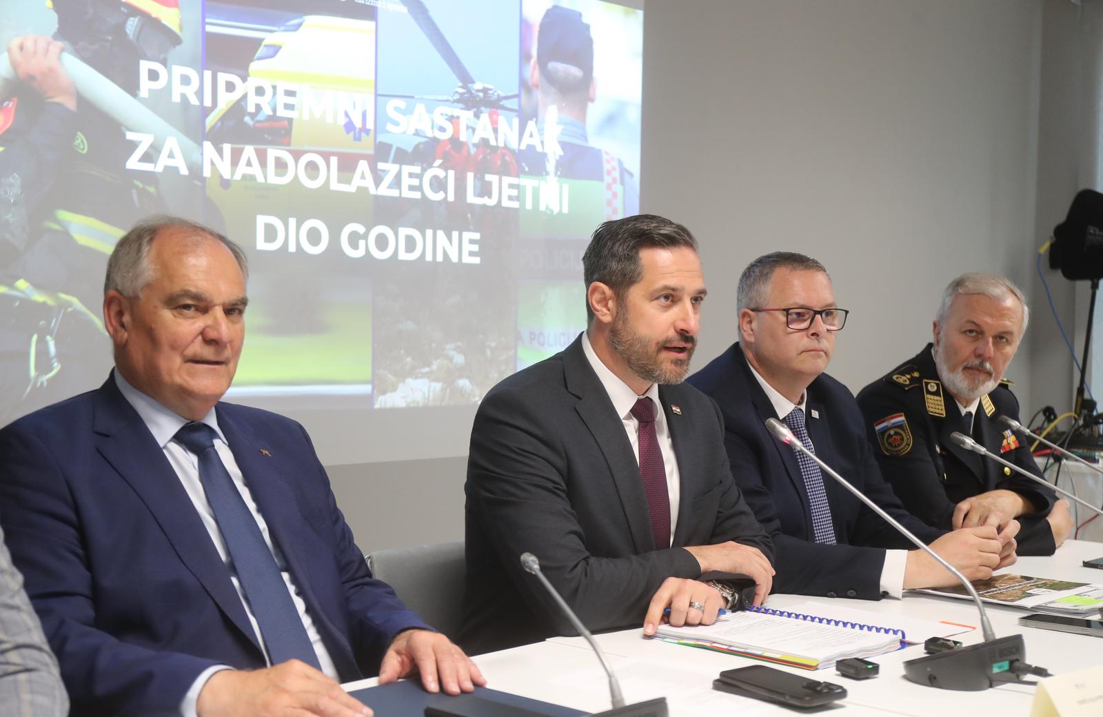 05.05.2025., Vucevica - Ministar turizma i sporta Tonci Glavina odrzao pripremni sastanak uoci ljetnog dijela godine s najvaznijim turističkim djelatnicima i pripadnicima zurnih slzžbi. Na samom počcetku sastanka odrzano je  svecano urucenje ugovora zupanima sedam obalnih zupanija za financiranje dodatnih timova medicinske pomoći tijekom ljetne sezone, zatim Hrvatskoj gorskoj službi spasavanja za podršku njihovim aktivnostima, te Ministarstvu unutarnjih poslova za sufinanciranje projekta Sigurna turisticka destinacija. Photo: Ivo Cagalj/PIXSELL