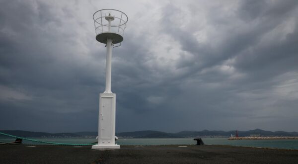 05.05.2025., Zadar - Dolazi nevrijeme popraceno jakim jugom koje je zamutilo more u zadarskom kanalu Photo: Sime Zelic/PIXSELL