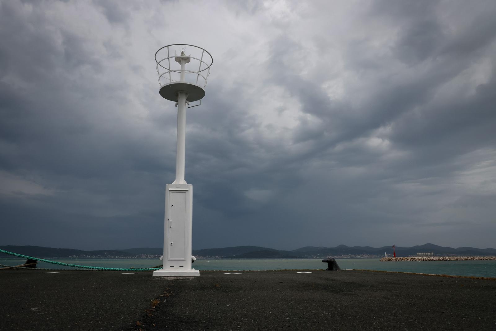 05.05.2025., Zadar - Dolazi nevrijeme popraceno jakim jugom koje je zamutilo more u zadarskom kanalu Photo: Sime Zelic/PIXSELL