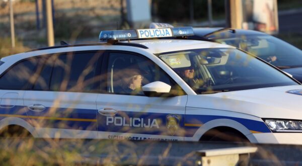 05.09.2023.,Kastel Sucurac -  Sudar dva automobila na istoj dionici 200 m prije lancanog sudara Photo: Ivana Ivanovic/PIXSELL