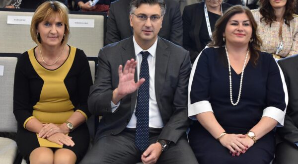 Šibenik: Andrej Plenković s ministrima na konferenciji "Dani regionalnoga razvoja i EU fondova" 15.10.2018., Sibenik - U Konvencijskom centru Amadria Park u Solarisu odrzana je konferencija "Dani regionalnoga razvoja i EU fondova". Predsjednik Vlade RH Andrej Plenkovic, ministrica regionalnog razvoja i fondova Europske unije Gabijela Zalac. Photo: Hrvoje Jelavic/PIXSELL