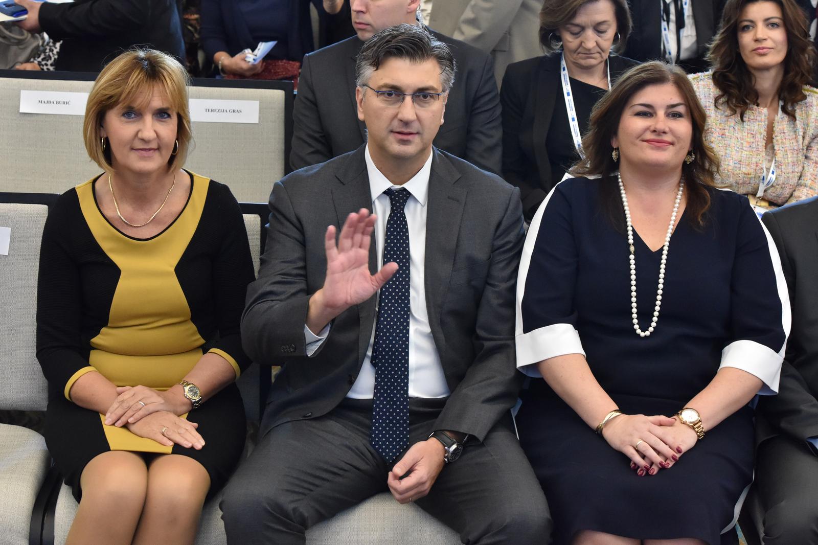Šibenik: Andrej Plenković s ministrima na konferenciji "Dani regionalnoga razvoja i EU fondova" 15.10.2018., Sibenik - U Konvencijskom centru Amadria Park u Solarisu odrzana je konferencija "Dani regionalnoga razvoja i EU fondova". Predsjednik Vlade RH Andrej Plenkovic, ministrica regionalnog razvoja i fondova Europske unije Gabijela Zalac. Photo: Hrvoje Jelavic/PIXSELL