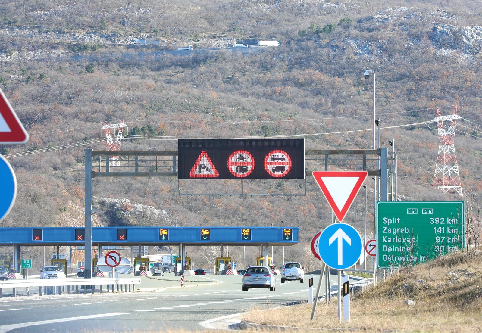 05.12.2024., Rijeka - Upozorenja i ogranicenja zbog jakog vjetra na autocesti Rijeka-Zagreb. Photo: Goran Kovacic/PIXSELL