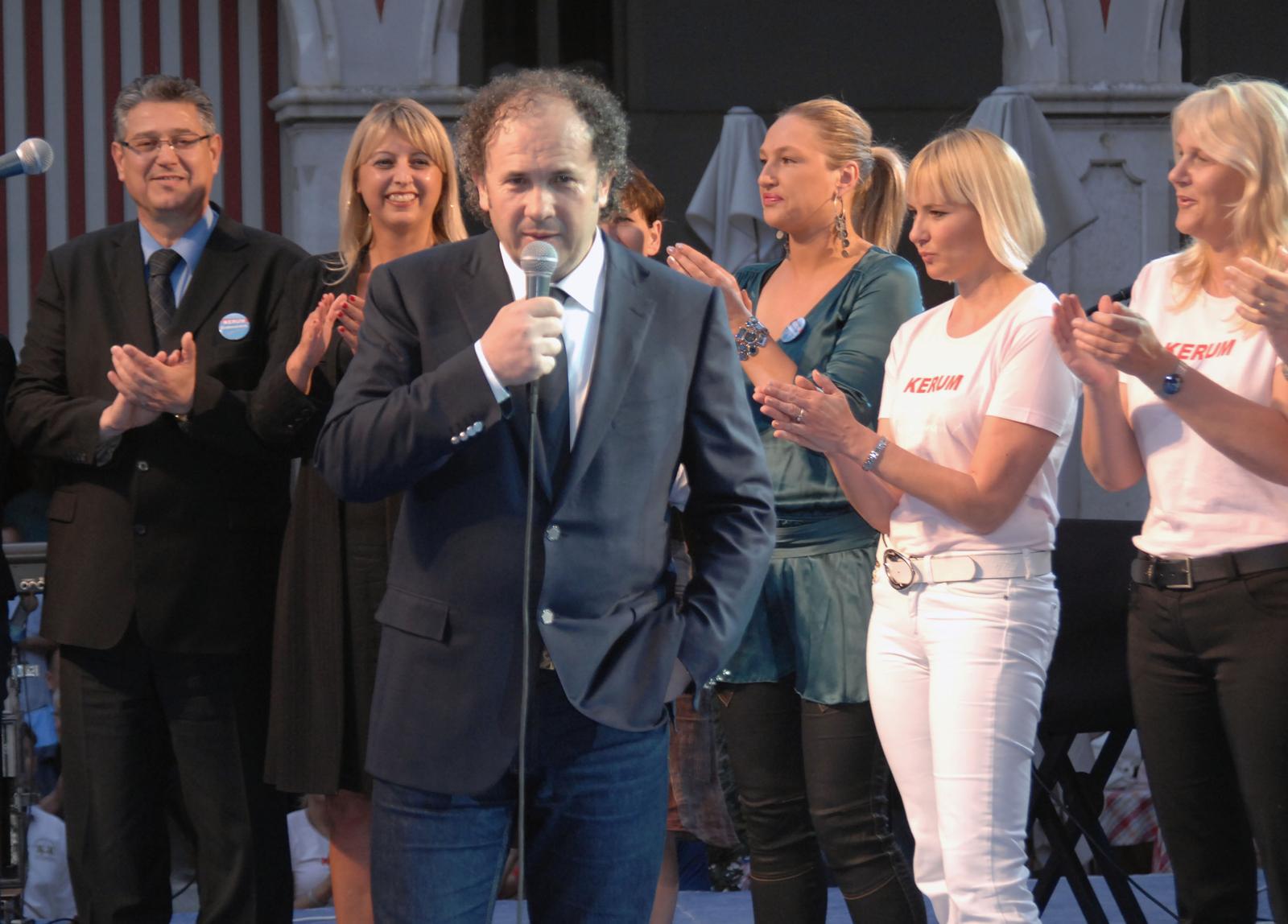 14.05.2009., Split - Nezavisni kandidat za gradonacelnika Zeljko Kerum na Prokurativama je jos jednom ponovio osnovne tocke programa. Mnogobrojnim Splicanima, kojima je dijelio besplatno pice i hranu, darovao je nastupe Mate Mise Kovaca, Mile Hrnica, klape Iskon, Jole i Ivice Cikesa. Zeljko Kerum. rPhoto: Vanja Zubcic/Vecernji list