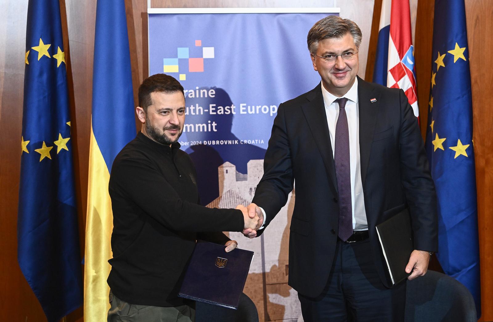 09.10.2024., Dubrovnik, Predsjednik Vlade Republike Hrvatske Andrej Plenkovic i predsjednik Ukrajine Volodimir Zelenski domacini su 3. sastanka na vrhu Ukrajina – Jugoistocna Europa, koji se odrzava u Dubrovniku. Potpisivanje Sporazuma o dugorocnoj suradnji i potpori izmedju Hrvatske i Ukrajine. Sporazum su potpisali predsjednik Vlade Plenkovic i predsjednik Ukrajine Zelenski 
 Photo: Marko Lukunic/PIXSELL
