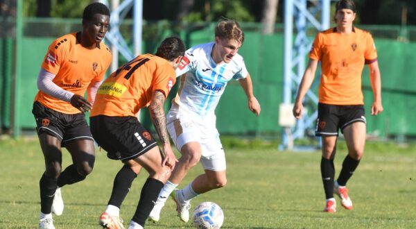 10.05.2025., stadion Subicevac, Sibenik - SuperSport HNL, 34. kolo, HNK Sibenik - HNK Rijeka. Morrison Agyemang i Toni Fruk Photo: Hrvoje Jelavic/PIXSELL
