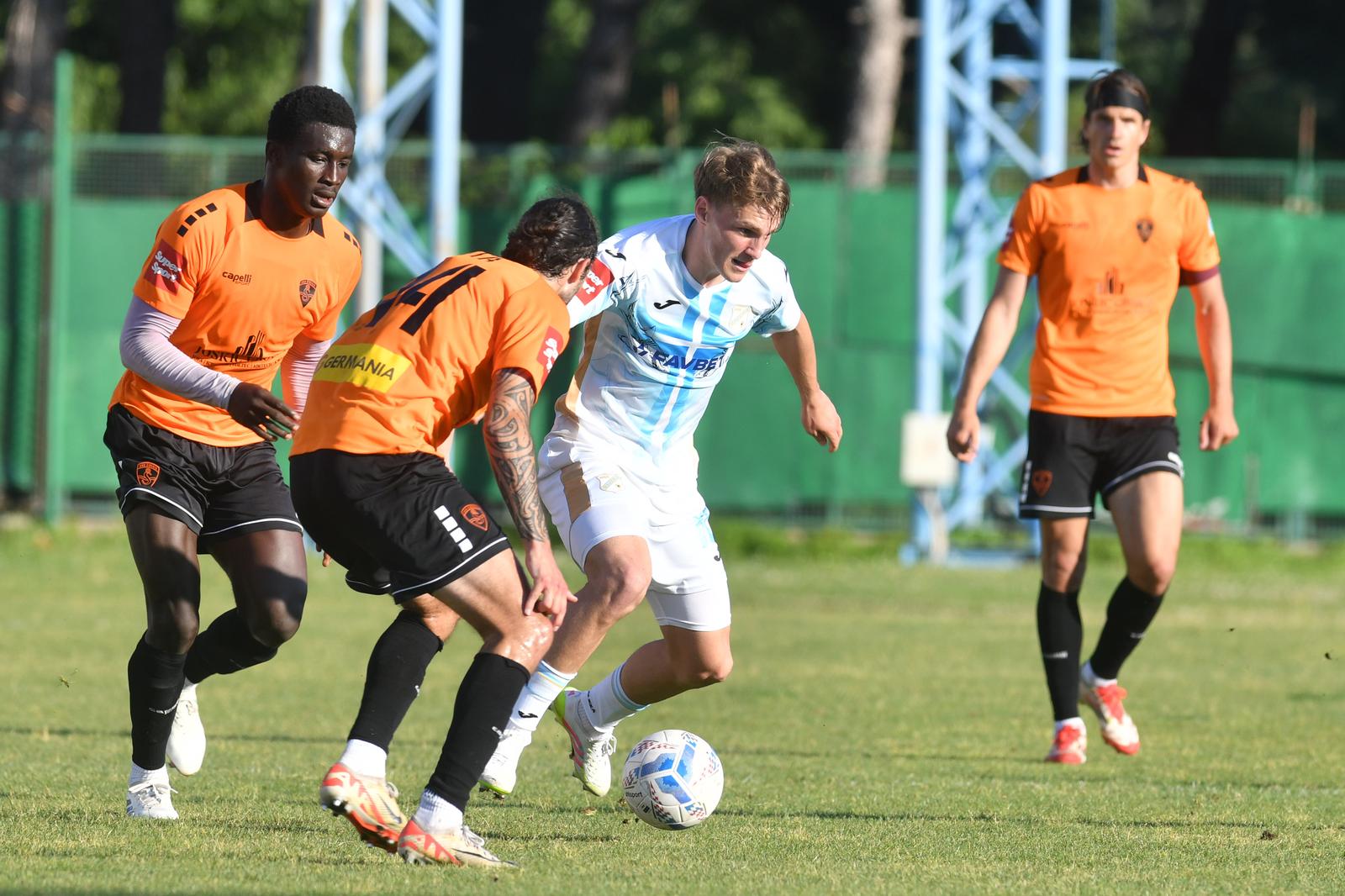 10.05.2025., stadion Subicevac, Sibenik - SuperSport HNL, 34. kolo, HNK Sibenik - HNK Rijeka. Morrison Agyemang i Toni Fruk Photo: Hrvoje Jelavic/PIXSELL