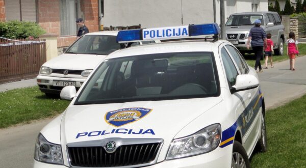 26.05.2010.,Virovitica - U obiteljskoj kuci u ulici A. Cesarca u sredistu Virovitice pronadjena nagorjela tijela dviju osoba. Sumnja se da se radi o Anti Galicu (77) i njegovoj suruzi Ani Satler Galic (71) koji su se prije desetak godina vratili iz Belgije i zivjeli u kuci u kojoj se dogodila tragedija. Policija nije ni potvrdila radi li se o nesretnom slucaju ili mogucem razbojstvu i ubojstvu. rPhoto: Maja Santosi /PIXSELL