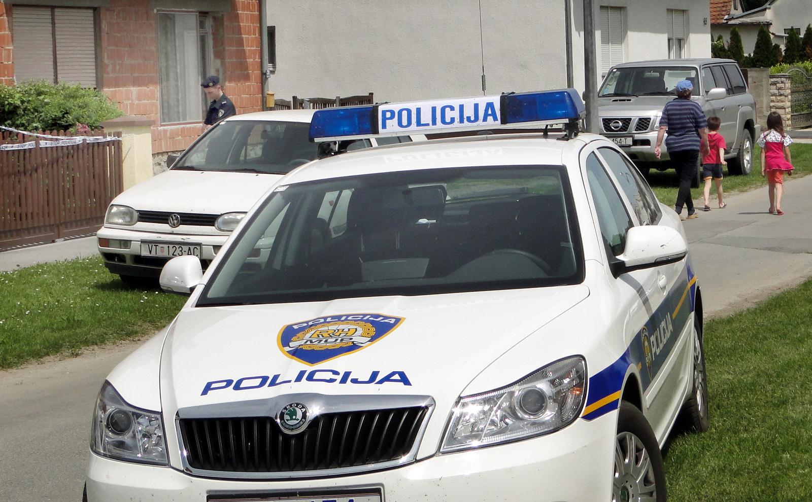 26.05.2010.,Virovitica - U obiteljskoj kuci u ulici A. Cesarca u sredistu Virovitice pronadjena nagorjela tijela dviju osoba. Sumnja se da se radi o Anti Galicu (77) i njegovoj suruzi Ani Satler Galic (71) koji su se prije desetak godina vratili iz Belgije i zivjeli u kuci u kojoj se dogodila tragedija. Policija nije ni potvrdila radi li se o nesretnom slucaju ili mogucem razbojstvu i ubojstvu. rPhoto: Maja Santosi /PIXSELL