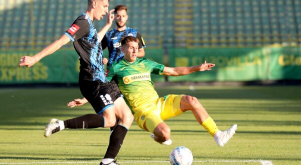 11.05.2025., stadion Aldo Drosina, Pula - SuperSport HNL, 34. kolo, NK Istra 1961 - NK Varazdin. Mario Mladenovski i Antonio Mauric Photo: Sasa Miljevic/PIXSELL