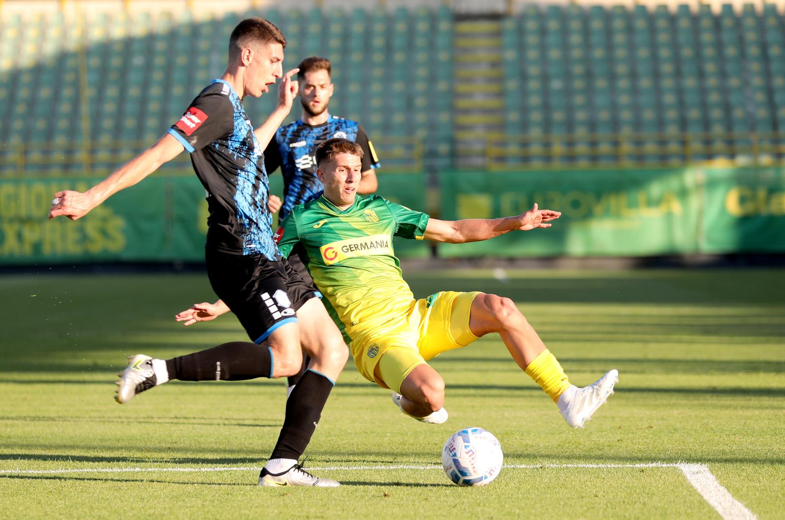 11.05.2025., stadion Aldo Drosina, Pula - SuperSport HNL, 34. kolo, NK Istra 1961 - NK Varazdin. Mario Mladenovski i Antonio Mauric Photo: Sasa Miljevic/PIXSELL