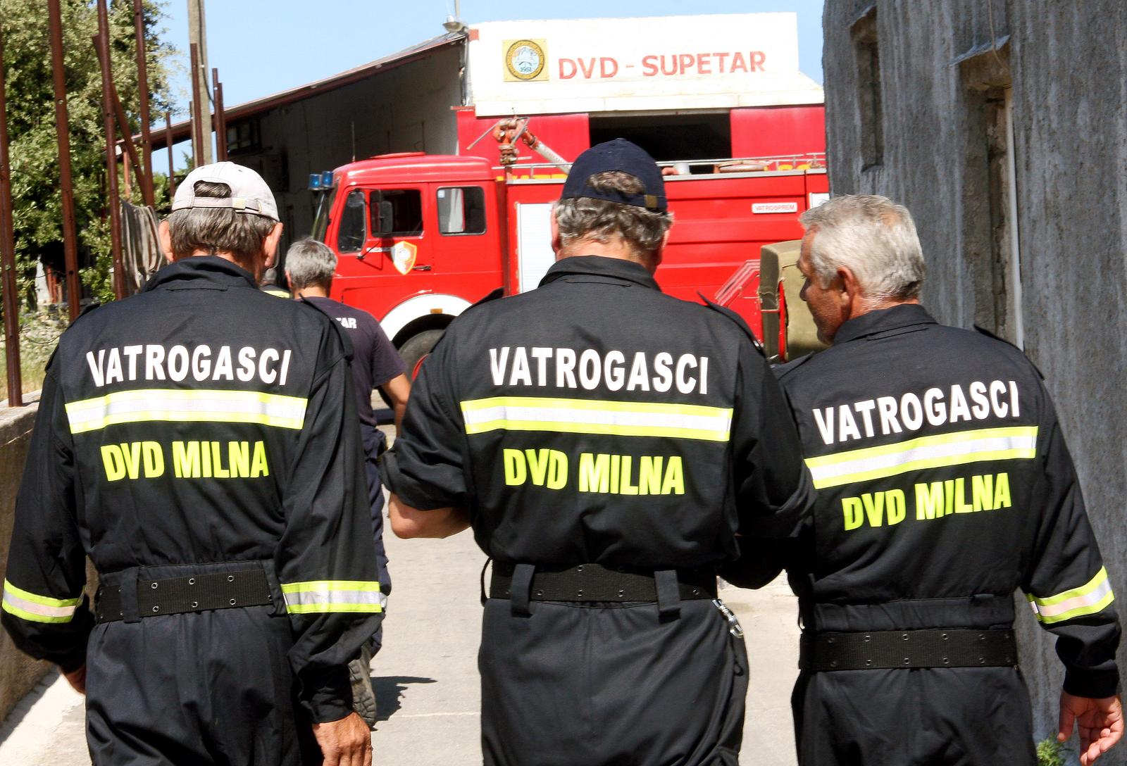 21..07.2011,Supetar - Vatrogasci heroji koji su spasili Brac. Nakon sestodnevnog gasenja pozara najveceg u proteklih 10 godina, dalje dezuraju ali se i pokusavaju opustiti i vratiti u svakodnevnu rutinu.rPhoto: Ivana Ivanovic/PIXSELL