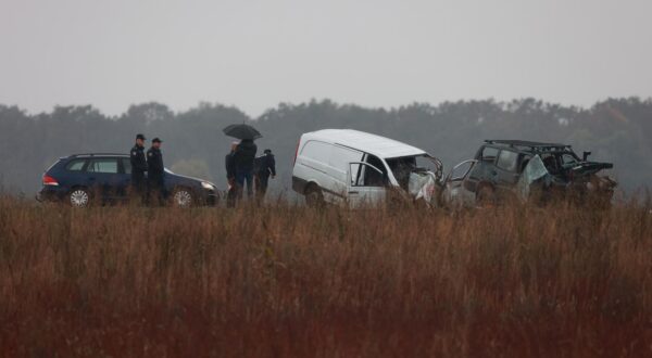 11.11.2023., Osijek - Ministar obrane Mario Banozic sudjelovao je jutros u prometnoj nesreci u kojoj je poginula jedna osoba. Ministar je upravljao osobnim vozilom koje se sudarilo s kombijem. Vucna sluzba uklanja vozila s ceste Photo: Davor Javorovic/PIXSELL