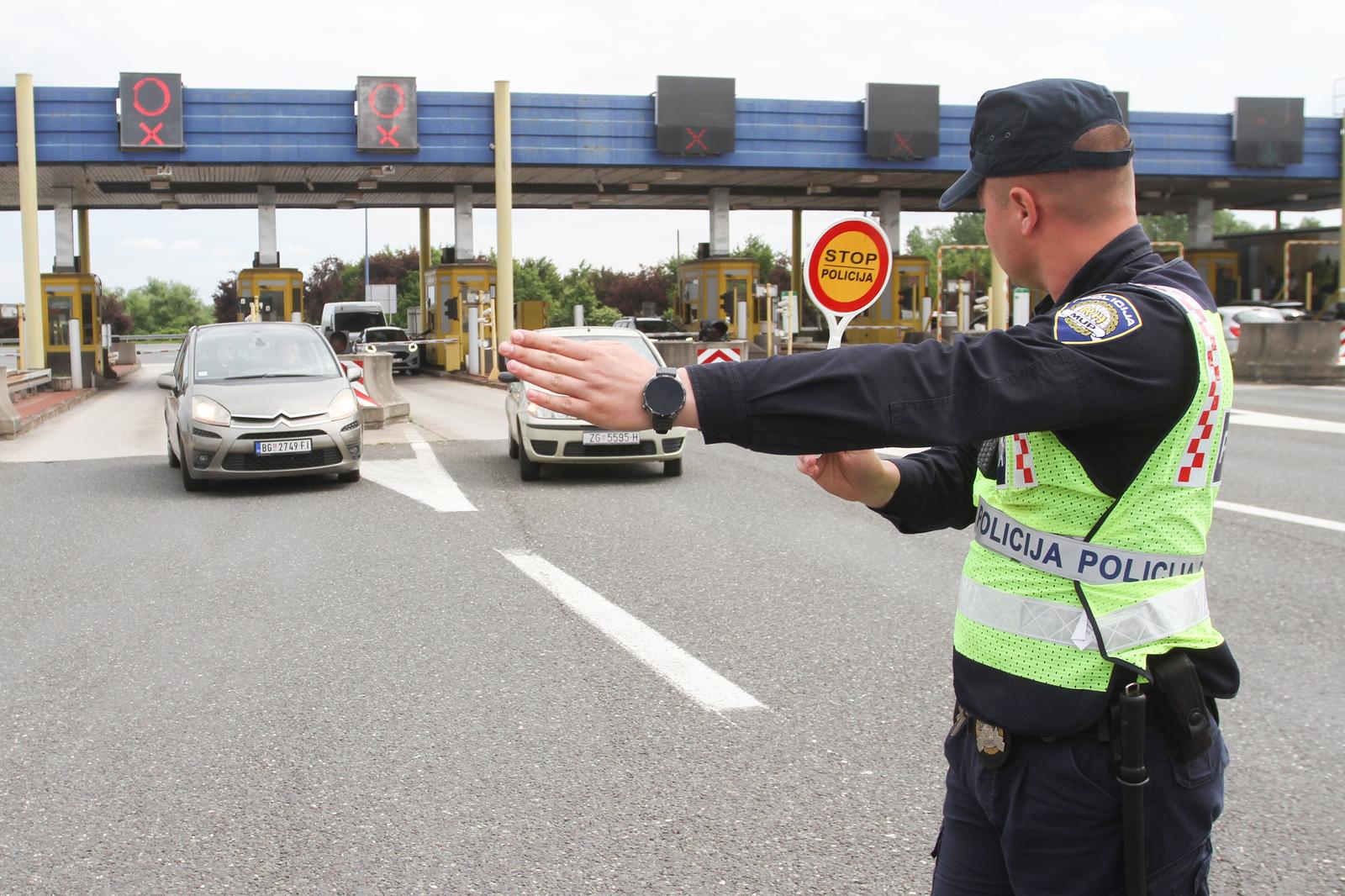 12.05.2025., Karlovac - Hrvatski Crveni kriz u suradnji s Ministarstvom unutarnjih poslova Republike Hrvatske i Ravnateljstvom policije proveo je preventivnu akciju „5 DO 12“  koja se odrzava u Tjednu Hrvatskog Crvenog kriza svibnja, u 12 zupanija i 12 gradova Republike Hrvatske. Cilj akcije je osvjescvanje vozaca motornih vozila M, N i L kategorije o vaznosti posjedovanja ispravnog kompleta prve pomoci u vozilima radi zastite i ocuvanja zdravlja vozaca i ostalih sudionika u prometu. Photo: Kristina Stedul Fabac/PIXSELL