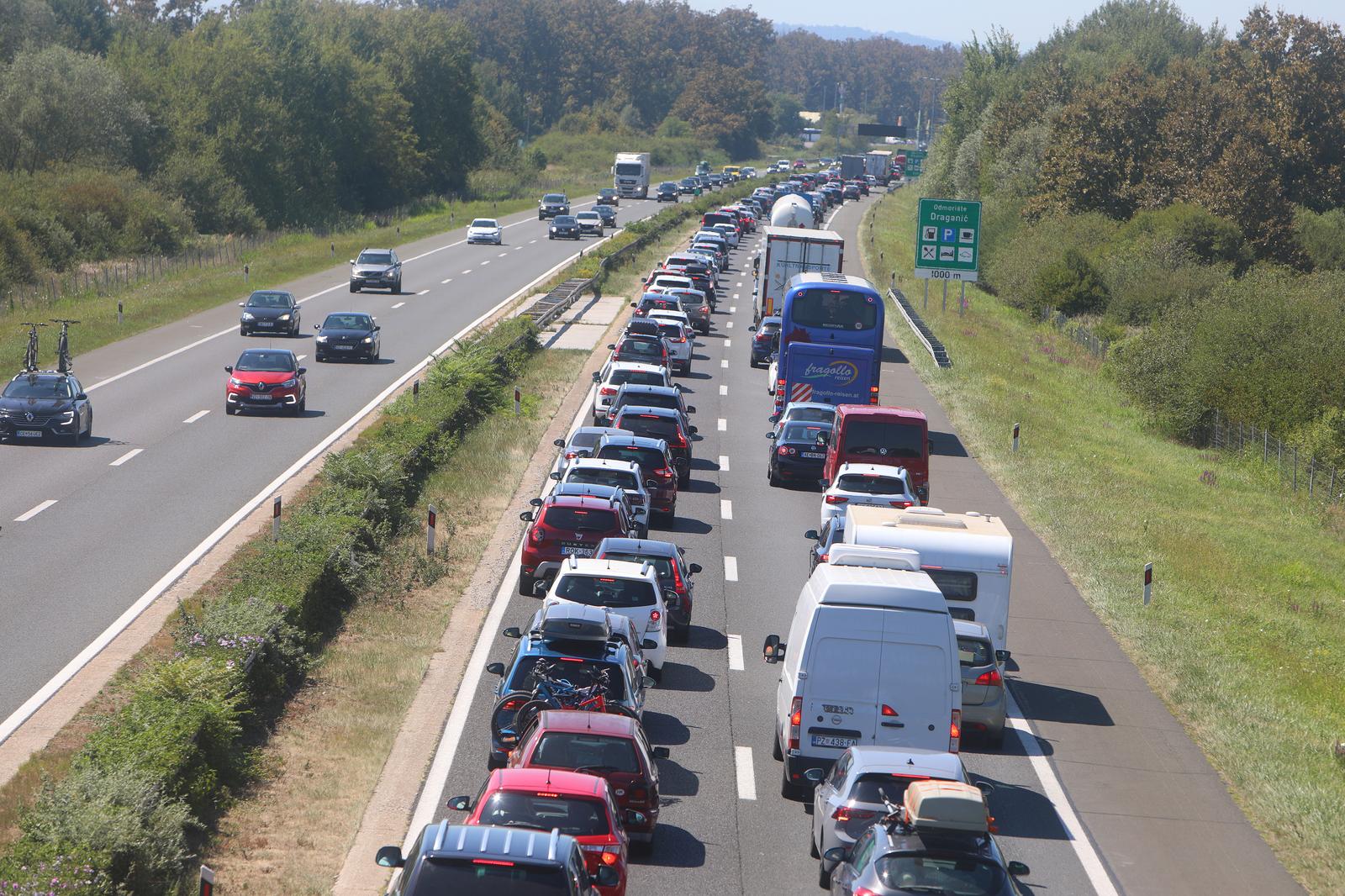 12.08.2024., Karlovac - Prometne guzve u smjeru mora na autocesti A1 izmedu Zagreba i Karlovca kod odmorista Draganic. Photo: Kristina Stedul Fabac/PIXSELL