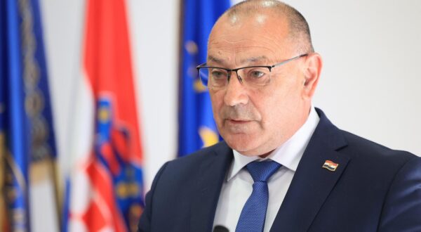 13.05.2025., Ministarstvo branitelja, Zagreb - Potpredsjednik Vlade i ministar hrvatskih branitelja Tomo Medved, drzavna tajnica ovlastena za upravljanje Ministarstvom regionalnog razvoja i fondova Europske unije Zrinka Raguz i ravnatelj Sredisnje agencije za financiranje i ugovaranje Dragan Jelic potpisali su Ugovore o dodjeli bespovratnih sredstava za projekt Sirenje mreze veteranskih centara. Svecanom potpisivanju nazocili su i predstavnici gradova u kojima ce se graditi veteranski centri te predstavnici udruga iz Domovinskog rata. Photo: Marko Prpic/PIXSELL