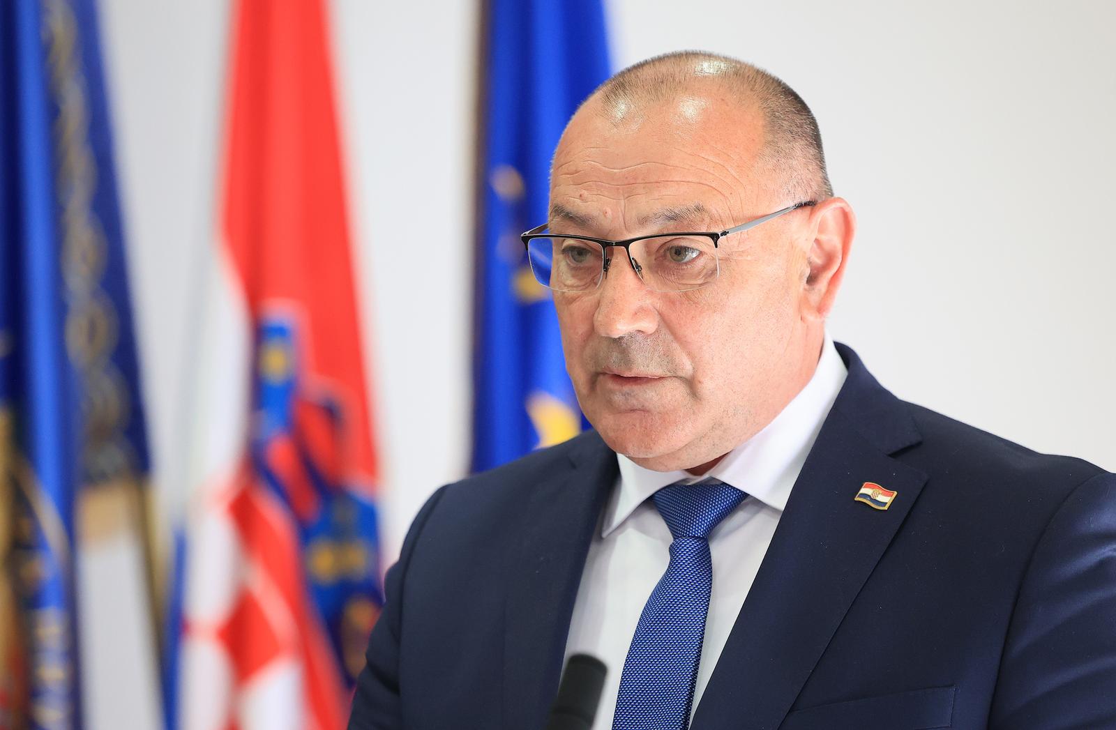 13.05.2025., Ministarstvo branitelja, Zagreb - Potpredsjednik Vlade i ministar hrvatskih branitelja Tomo Medved, drzavna tajnica ovlastena za upravljanje Ministarstvom regionalnog razvoja i fondova Europske unije Zrinka Raguz i ravnatelj Sredisnje agencije za financiranje i ugovaranje Dragan Jelic potpisali su Ugovore o dodjeli bespovratnih sredstava za projekt Sirenje mreze veteranskih centara. Svecanom potpisivanju nazocili su i predstavnici gradova u kojima ce se graditi veteranski centri te predstavnici udruga iz Domovinskog rata. Photo: Marko Prpic/PIXSELL